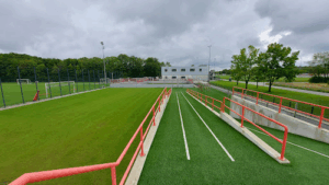 Der Firmenname ist FC Bayern Campus