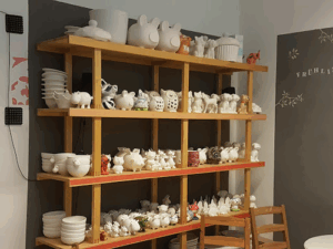 Froh und bunter Keramikmalstudio